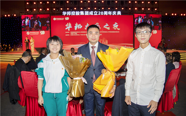 1607969287865953.jpg 臺(tái)下鮮花.jpg