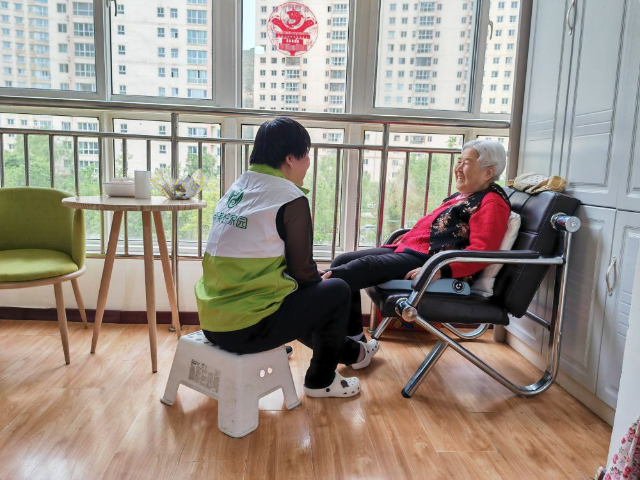 1715569031589710.jpg 住家老年護理員吳詠梅正在幫助老人按摩.jpg